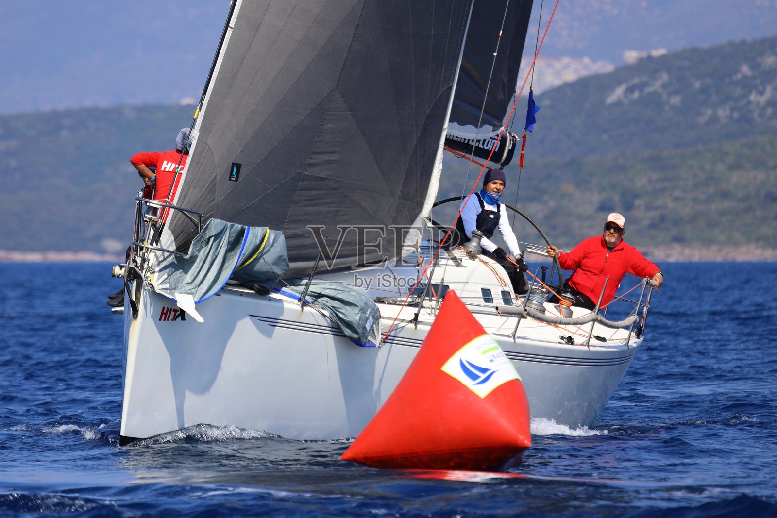 帆船在爱琴海的蓝色海水中迎风航行，靠近著名度假胜地博德鲁姆的海岸。照片摄影图片