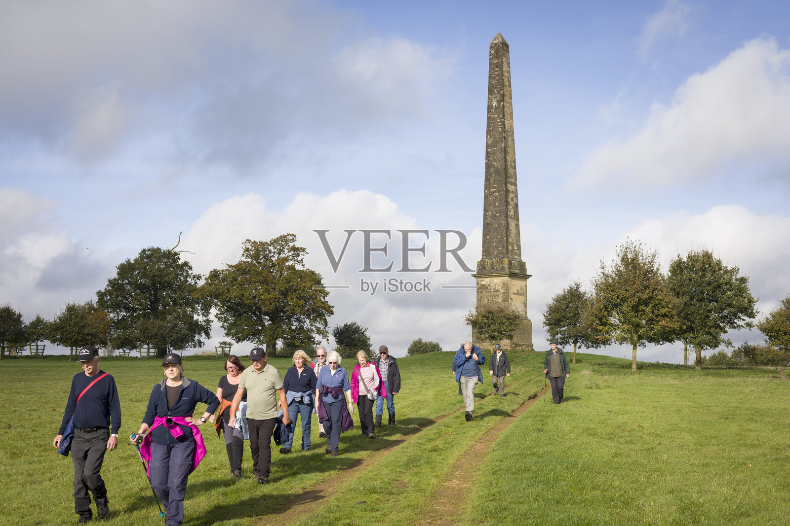 一群徒步旅行者在石碑前。英国白金汉。照片摄影图片