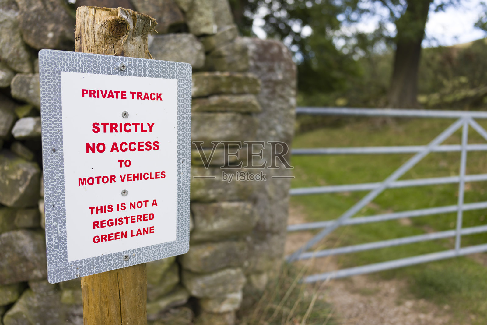 私人小道禁止机动车通行标志。英国约克郡照片摄影图片