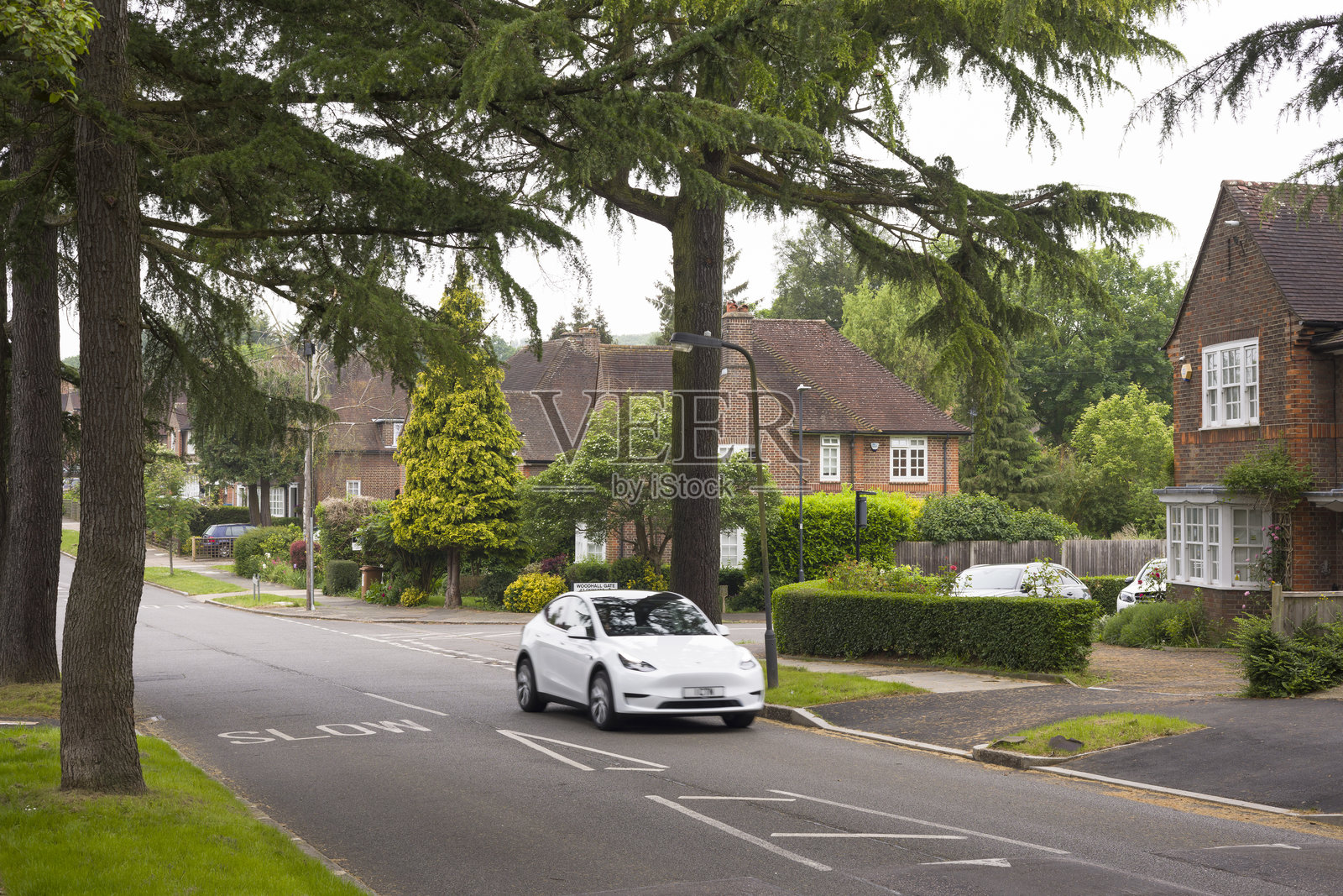 特斯拉汽车在英国伦敦郊区行驶照片摄影图片