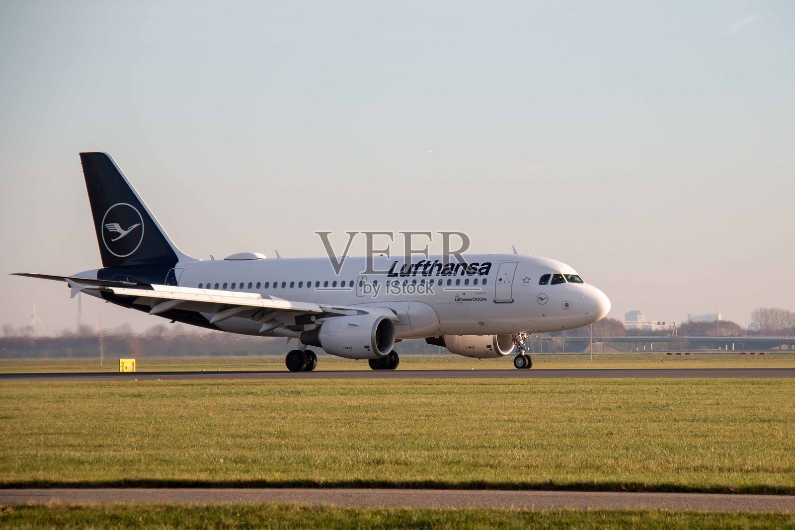 汉莎城市航空的空客飞机在跑道上照片摄影图片