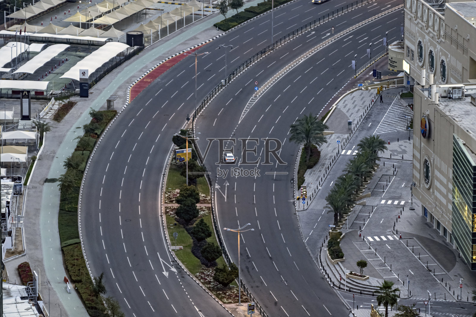 多哈西湾海滨大道上的交通。卡塔尔照片摄影图片