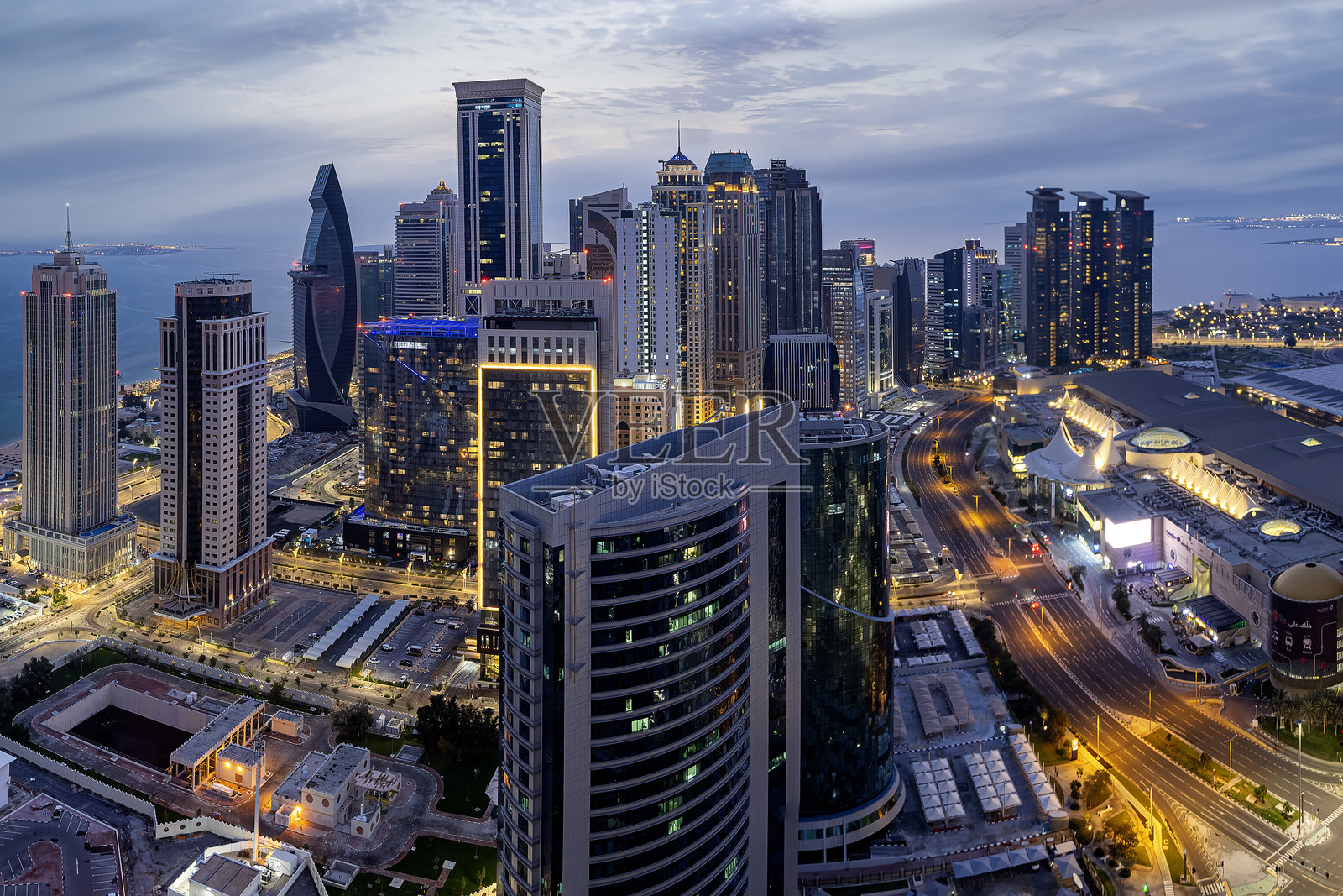 多哈卡塔尔西湾金融区天际线的摩天大楼照片摄影图片