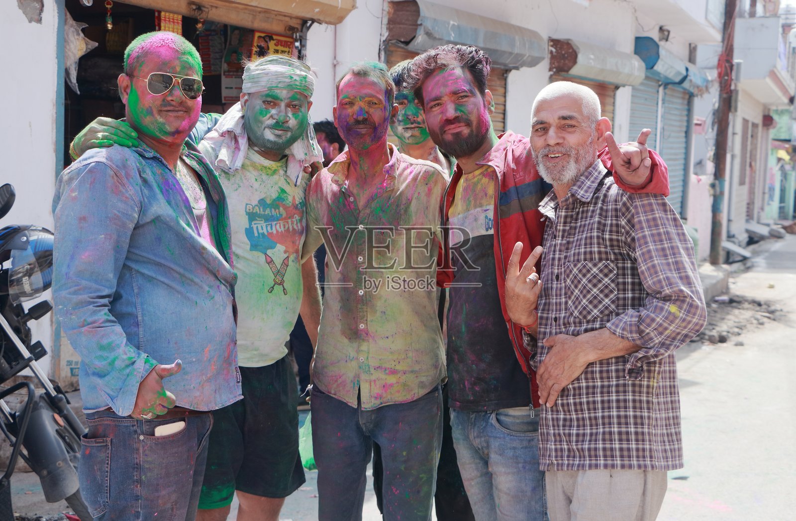 年轻人在印度乌塔拉坎德德拉敦的霍利节庆祝霍利节。照片摄影图片