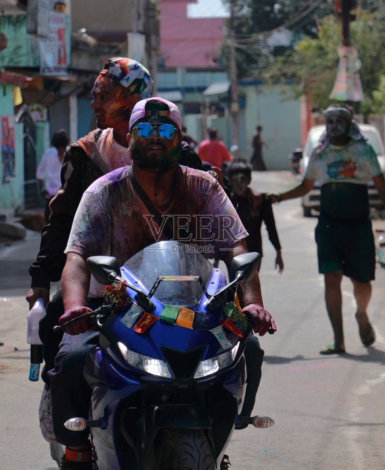 年轻人在印度乌塔拉坎德德拉敦的霍利节庆祝霍利节。照片摄影图片