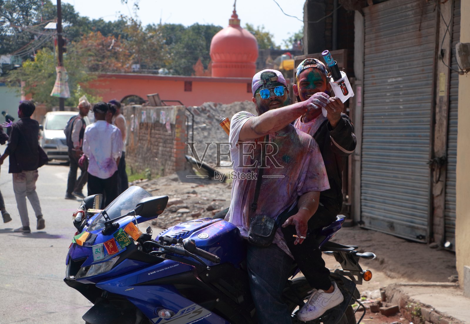 年轻人在印度乌塔拉坎德德拉敦的霍利节庆祝霍利节。照片摄影图片