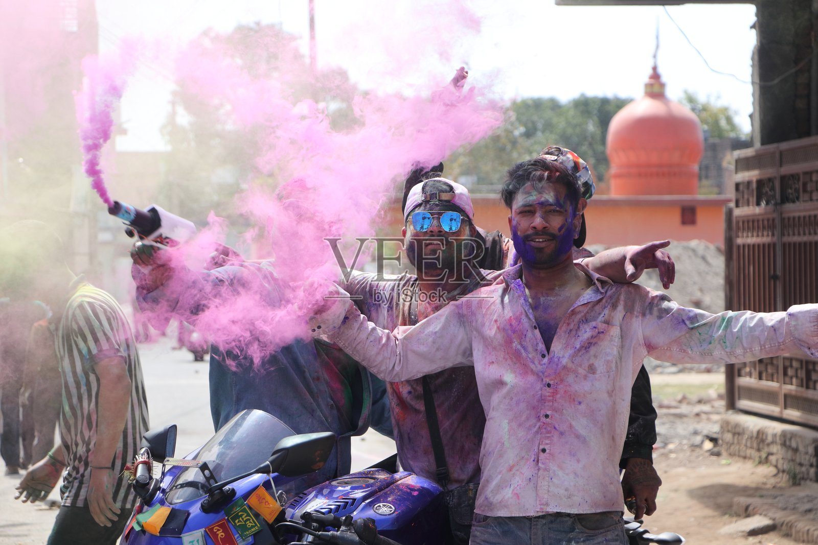 年轻人在印度乌塔拉坎德德拉敦的霍利节庆祝霍利节。照片摄影图片