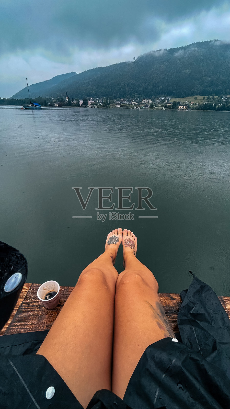 女人在海滩上放松，低角度拍摄，背景是天空照片摄影图片