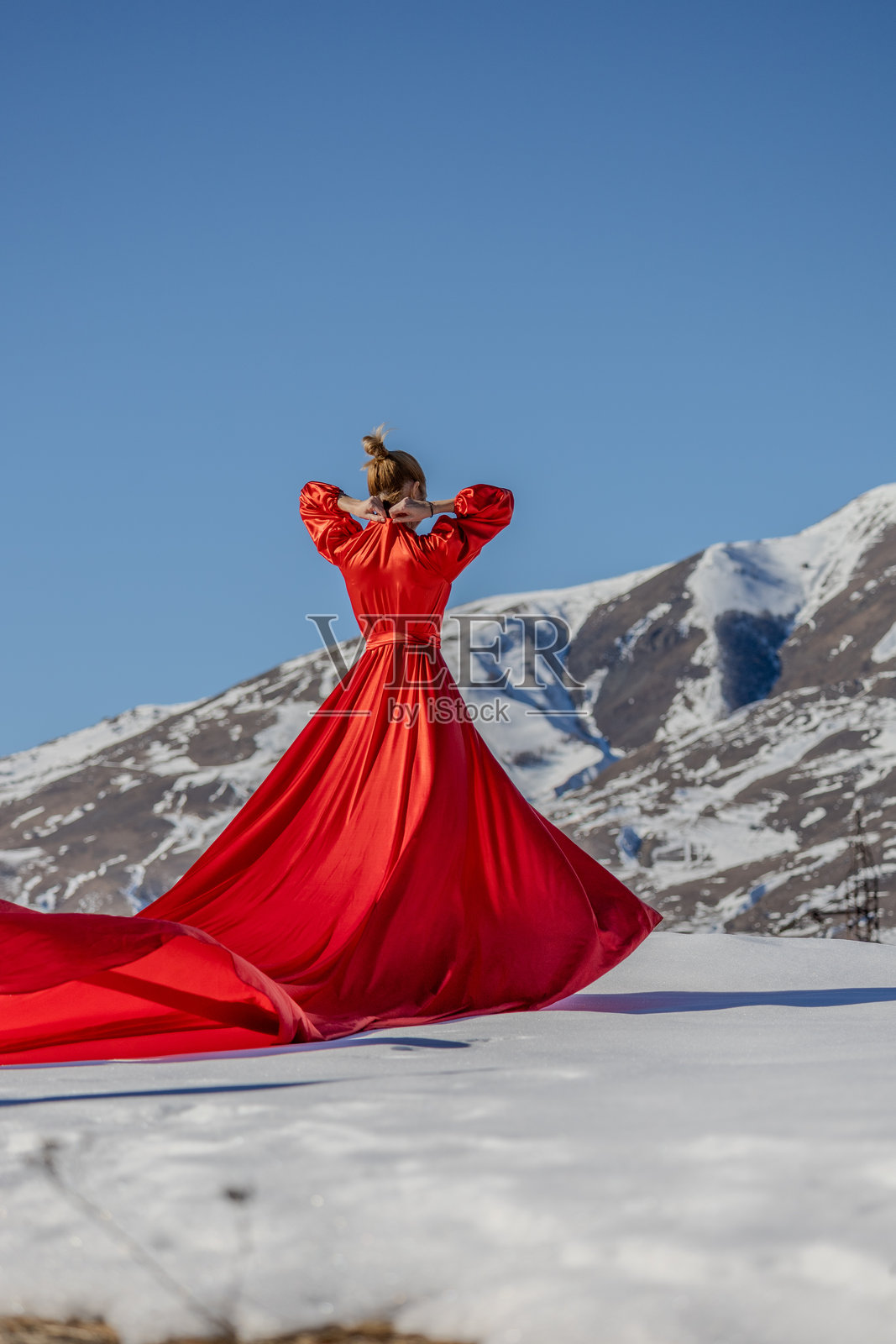 雪山在晴朗蓝天下的美丽景色照片摄影图片