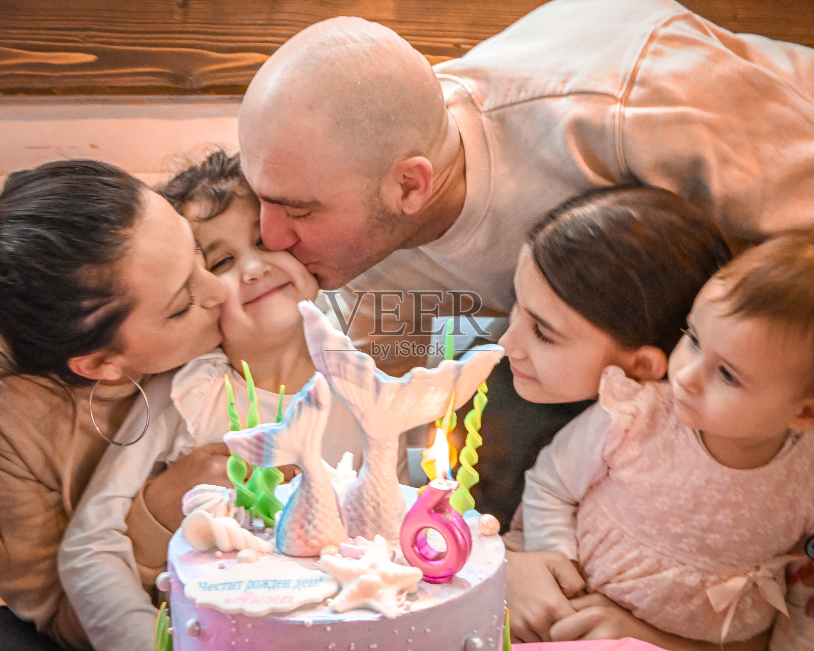 从高处俯瞰朋友们坐在家中照片摄影图片