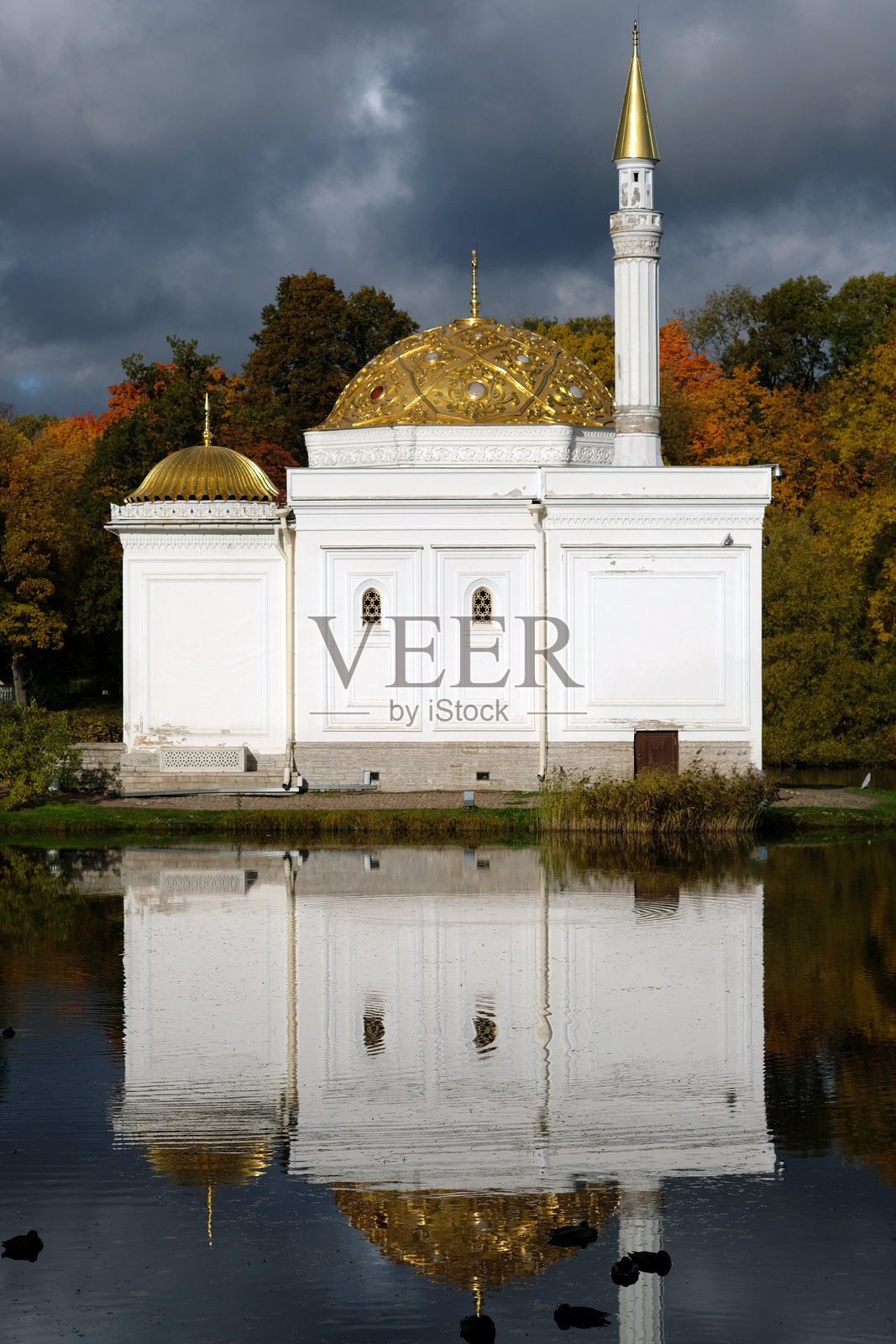 湖边一座白色清真寺的建筑，倒映在湖水中照片摄影图片