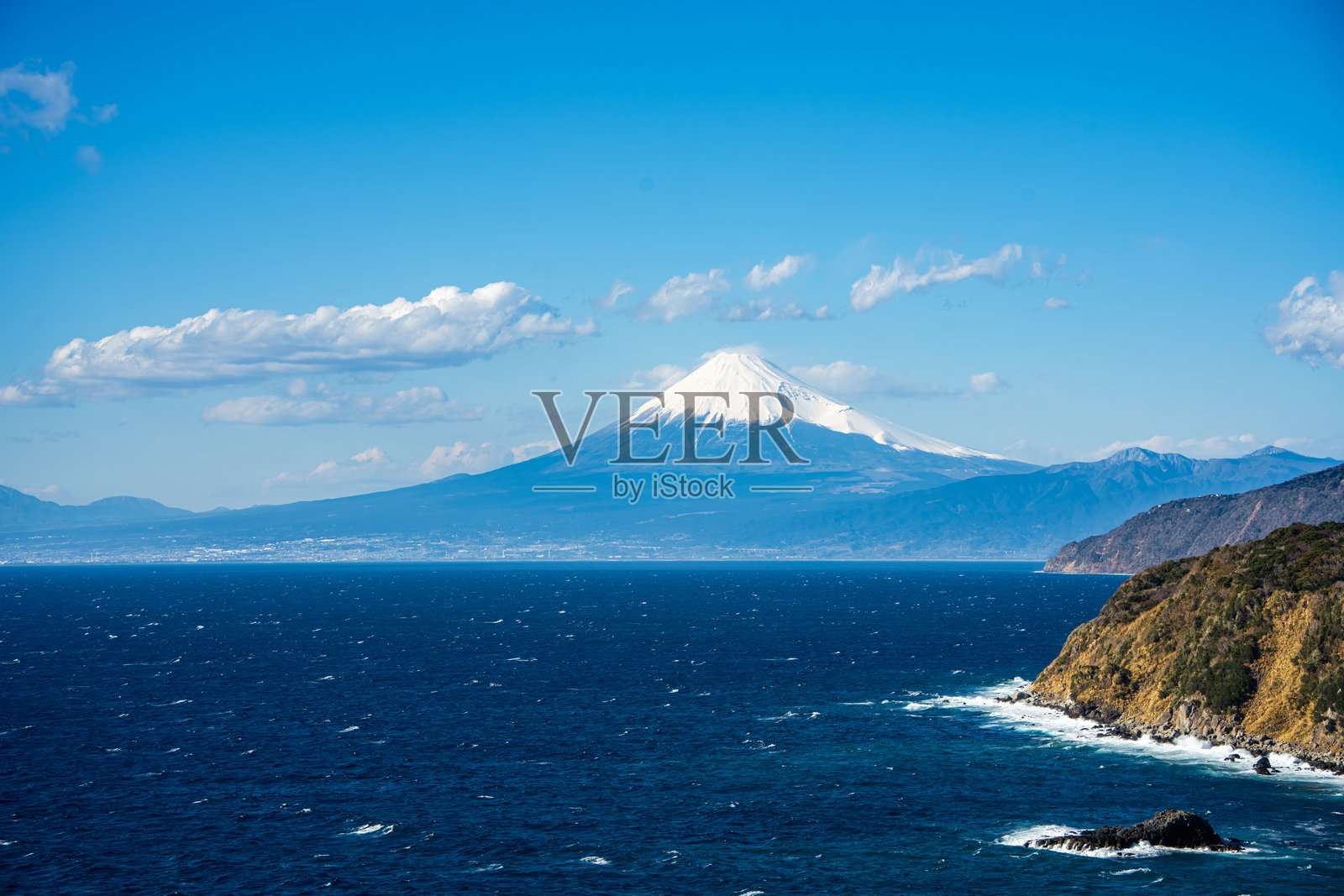 从日本伊豆西北海岸公路俯瞰的清晰富士山景色，横跨静冈湾照片摄影图片
