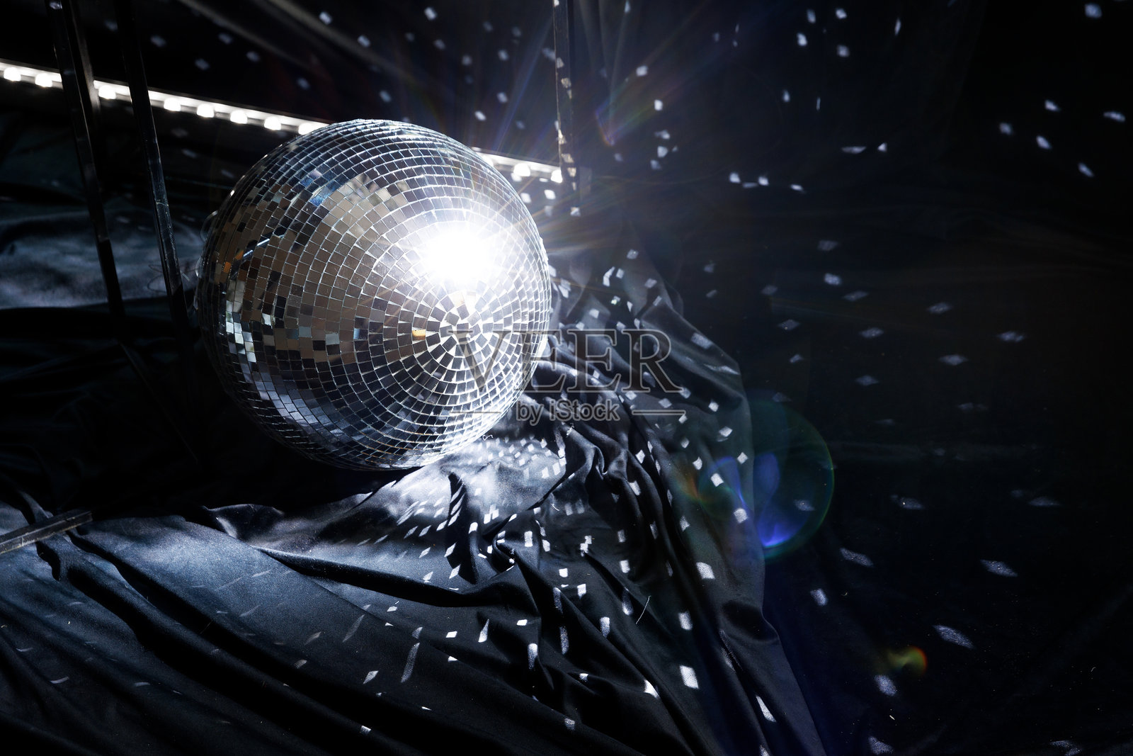 夜晚的迪斯科球反射光线照片摄影图片