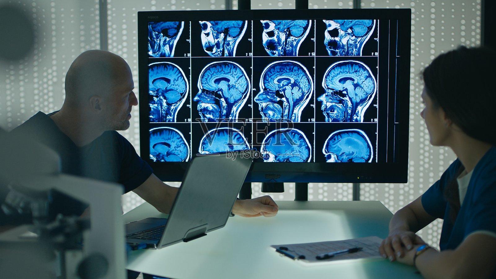 医生们在临床病例讨论中讨论患者的案例照片摄影图片