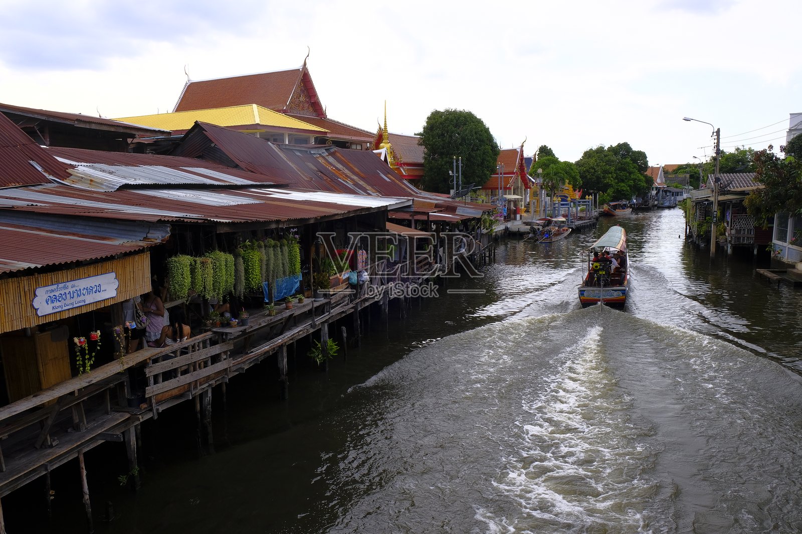 邦朗运河 – 传统社区生活、锡屋顶房屋、长尾船和河边商店照片摄影图片