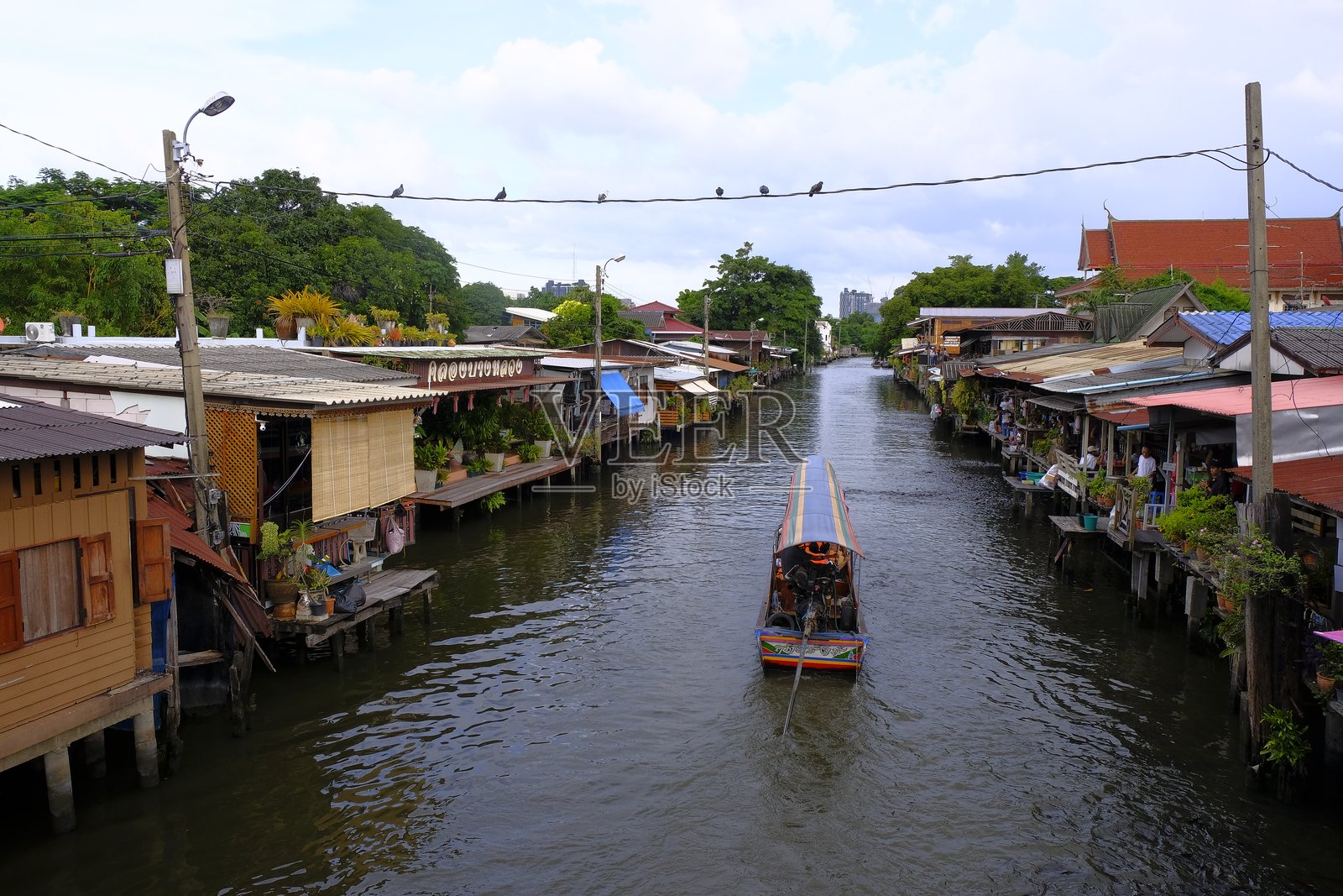 邦鲁昂运河 – 传统社区生活、锡屋顶房屋、长尾船和河边商店照片摄影图片