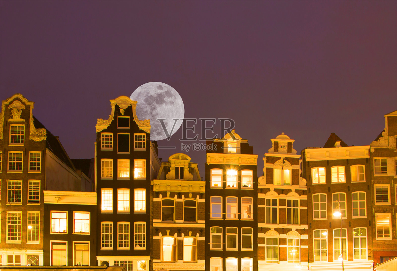 阿姆斯特丹，荷兰高楼上的月升照片摄影图片