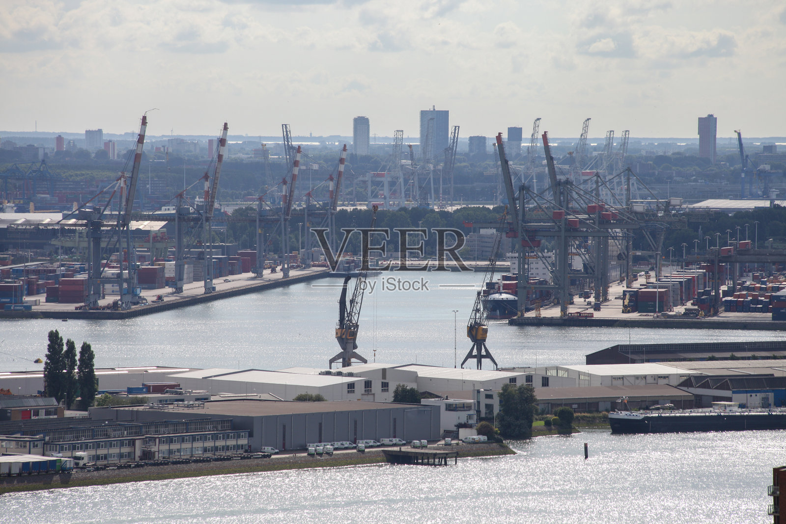 荷兰鹿特丹的工业区和能源发电厂照片摄影图片