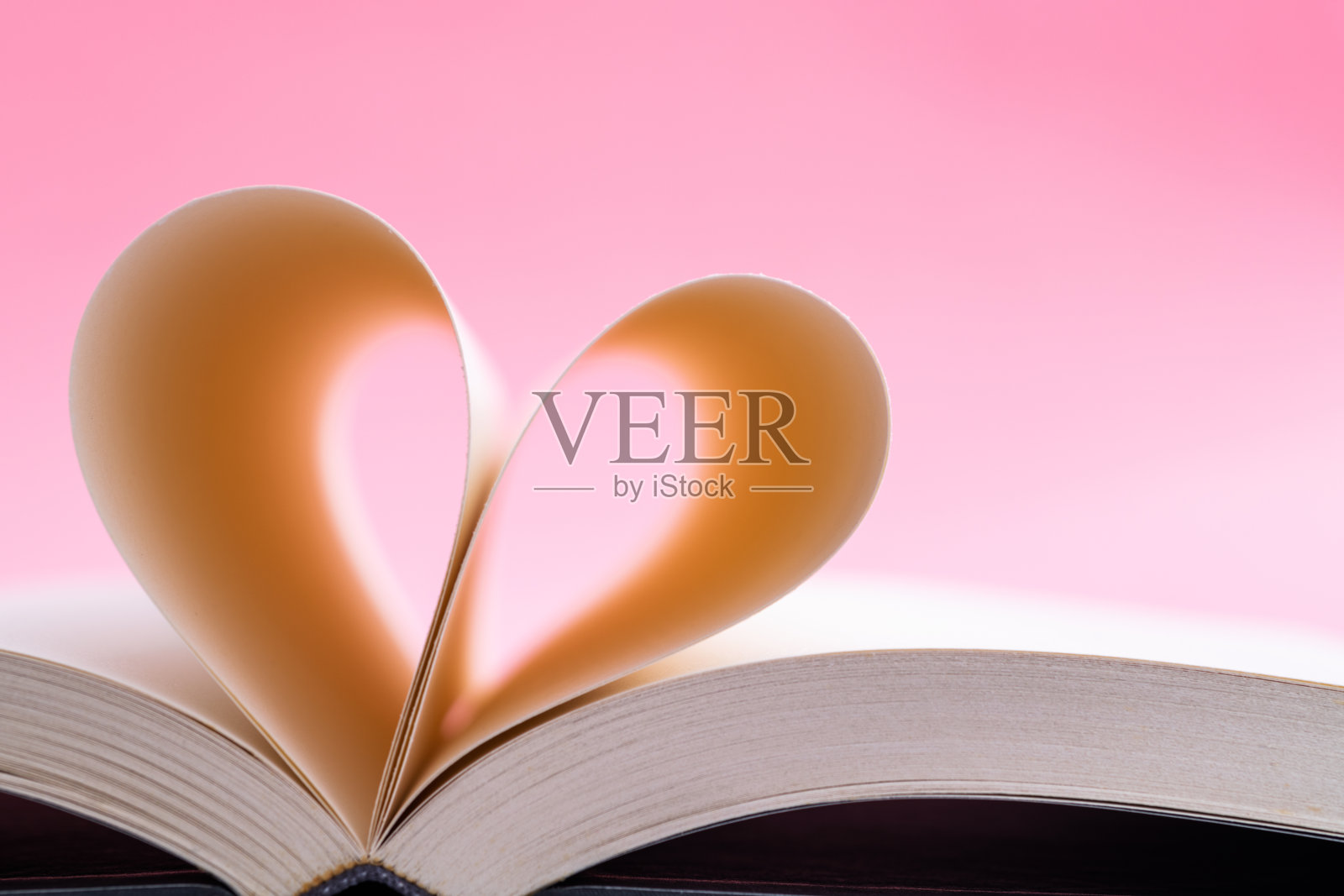 将页面折叠成心形照片摄影图片