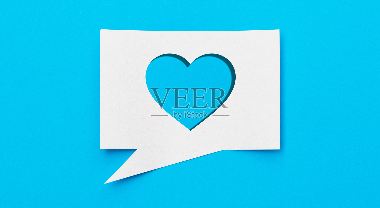 蓝色背景上的单一白色对话气泡照片摄影图片