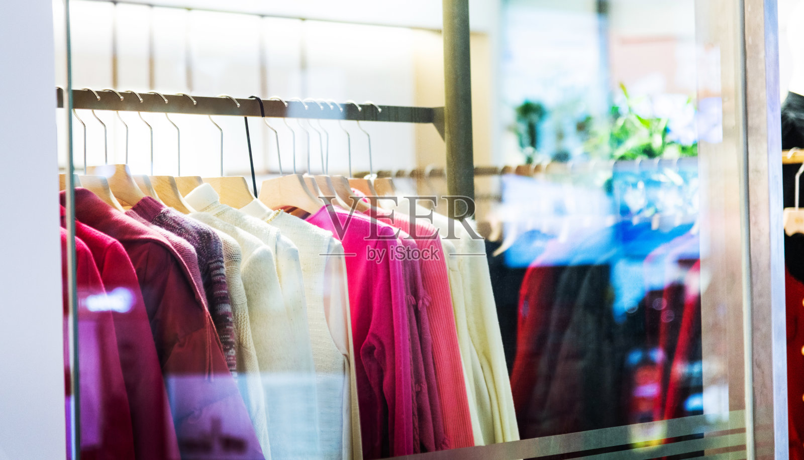 一排女性服装挂在衣架上照片摄影图片