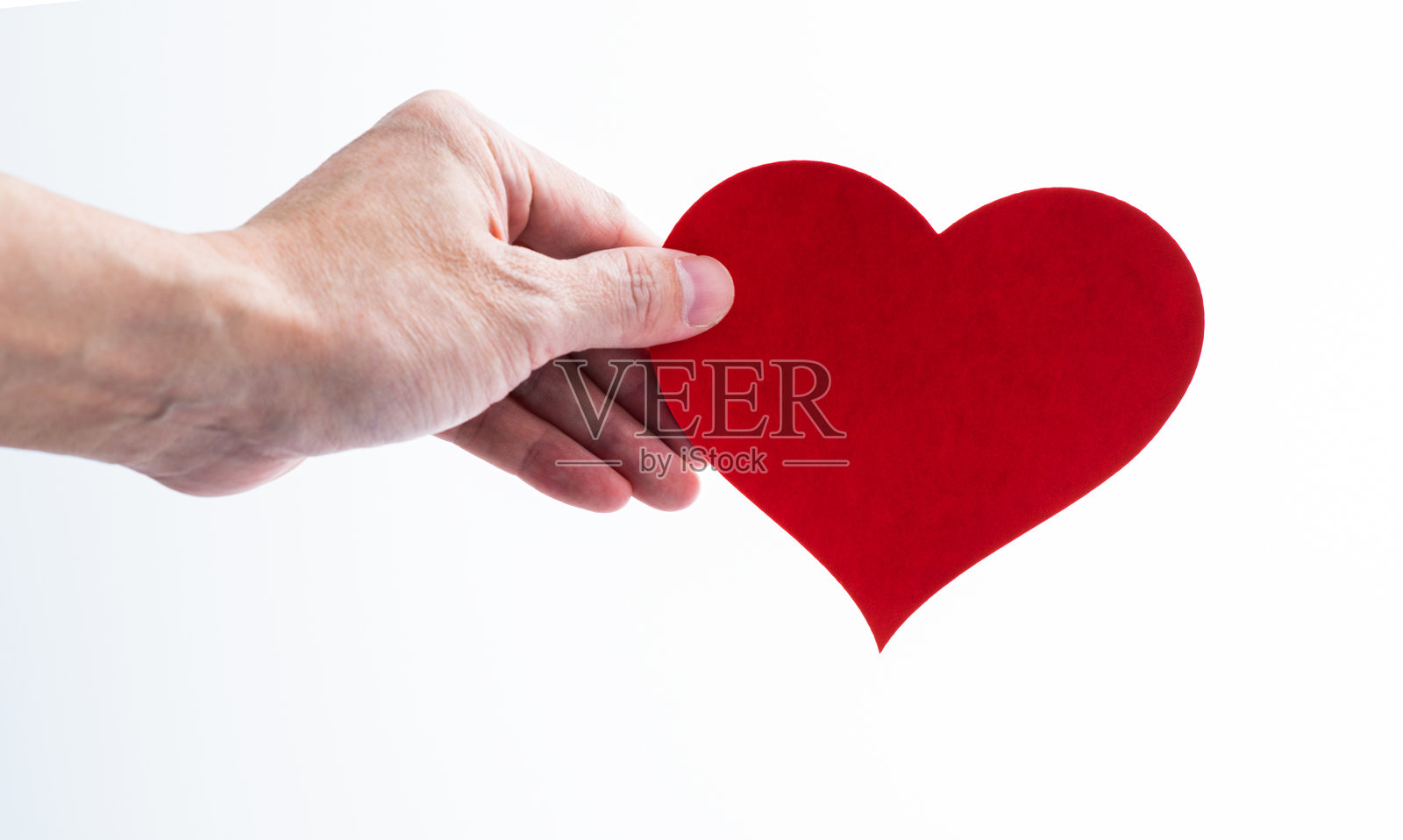 女人的手展示着一个红色的心形图案照片摄影图片