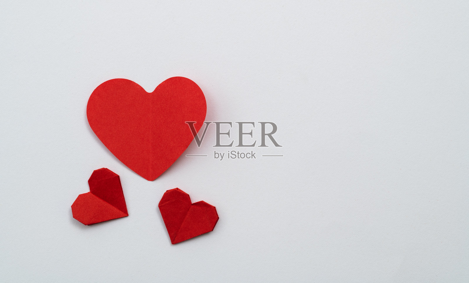 白色背景上的红色心形图案照片摄影图片