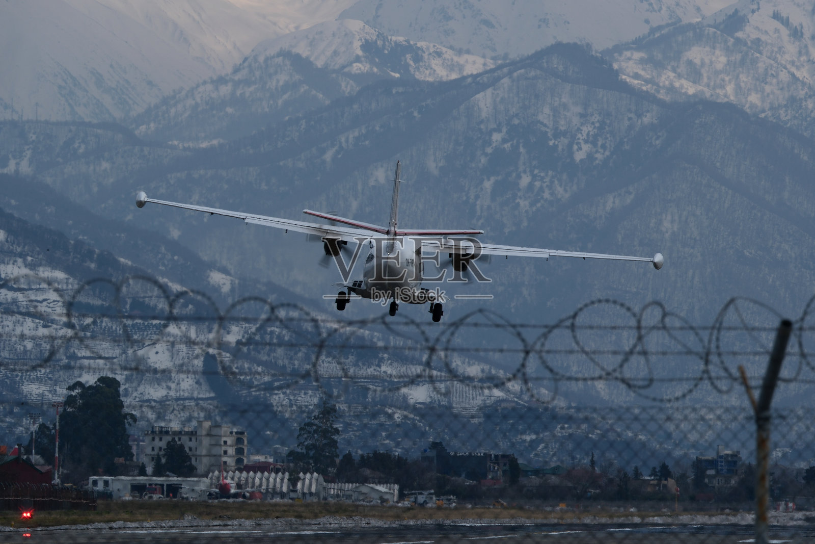 蓝天中的飞机。L-410在机场降落。照片摄影图片