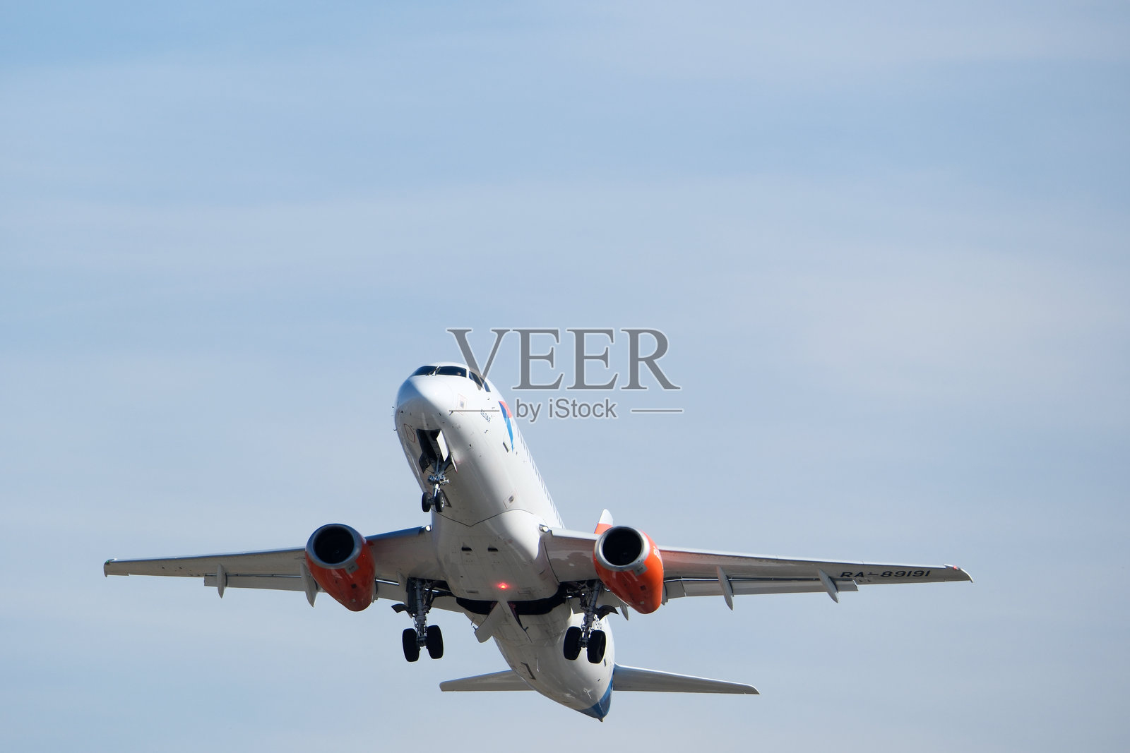 阿兹穆斯飞机从巴图米机场起飞。SSJ 100。照片摄影图片