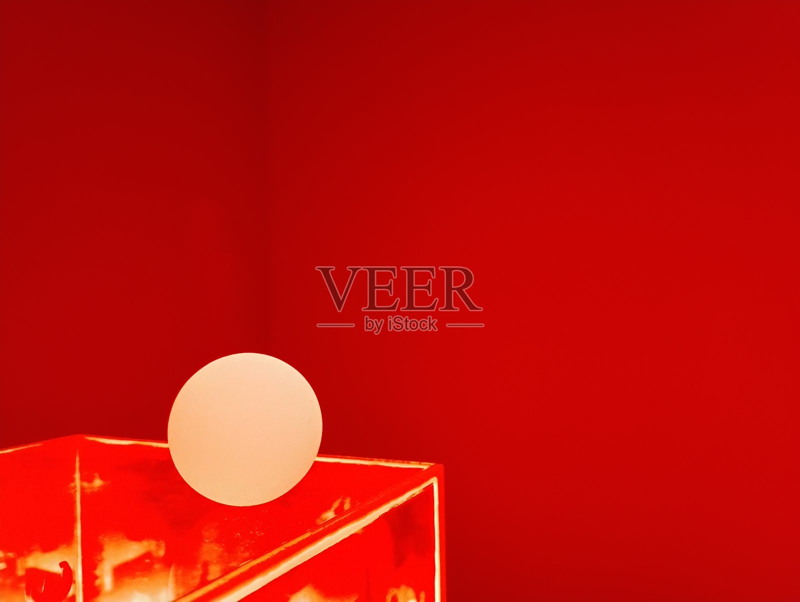 美丽的橙色球体出现在红色礼品盒上照片摄影图片