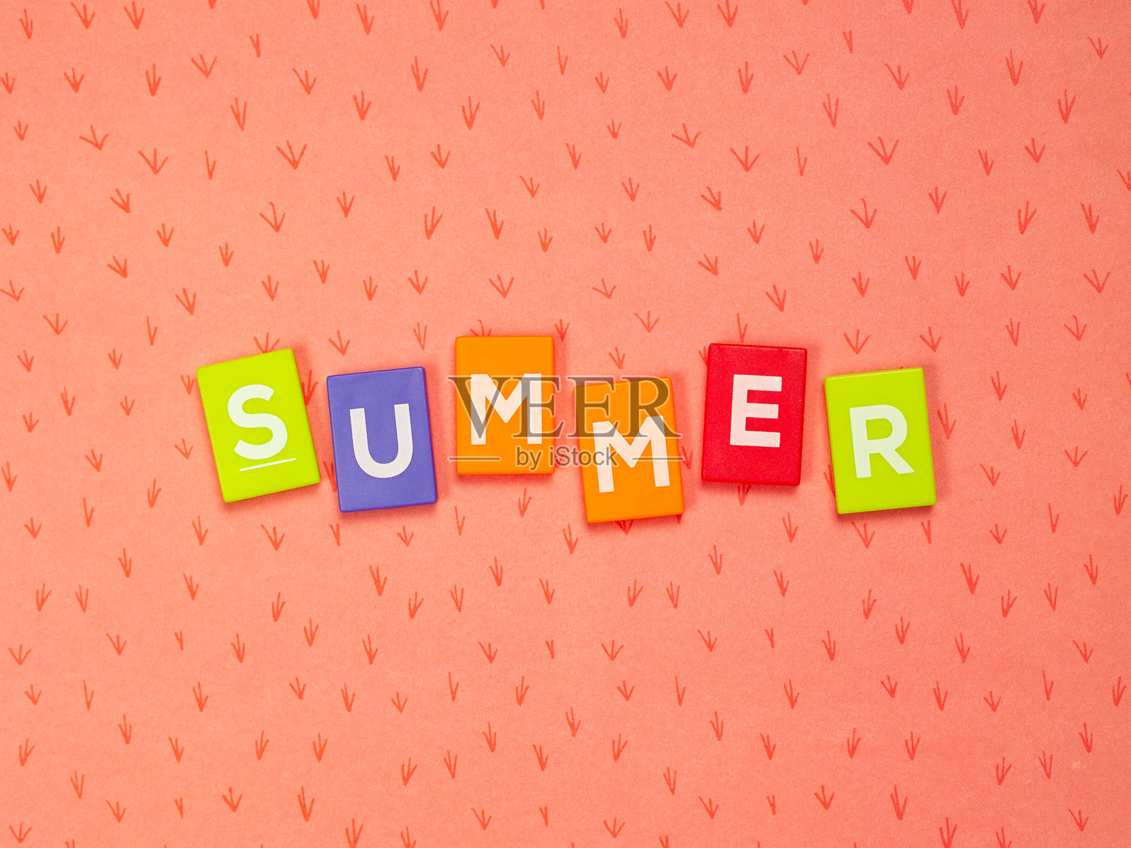 明亮的夏季字母排列在生动的背景上照片摄影图片