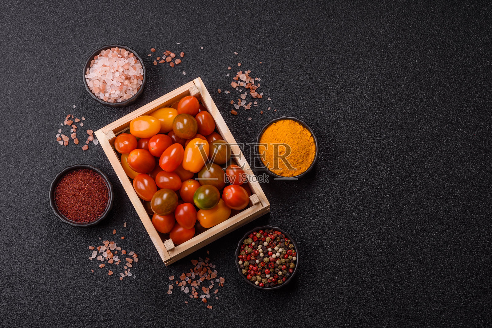 不同颜色的番茄作为蔬菜餐照片摄影图片