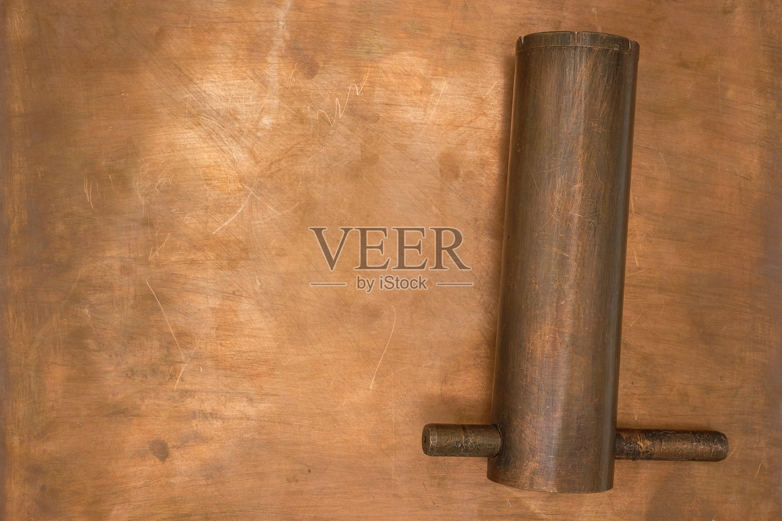 铜扳手放在铜表面上。照片摄影图片