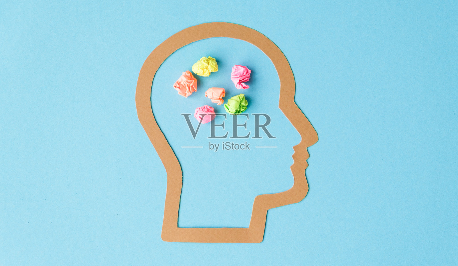 一个头部，里面装满了皱巴巴的纸，形状像大脑照片摄影图片