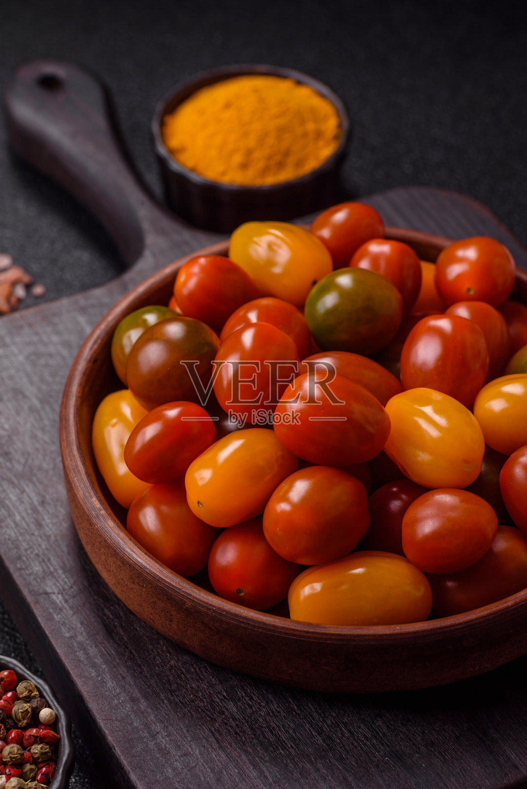 不同颜色的番茄作为蔬菜餐照片摄影图片