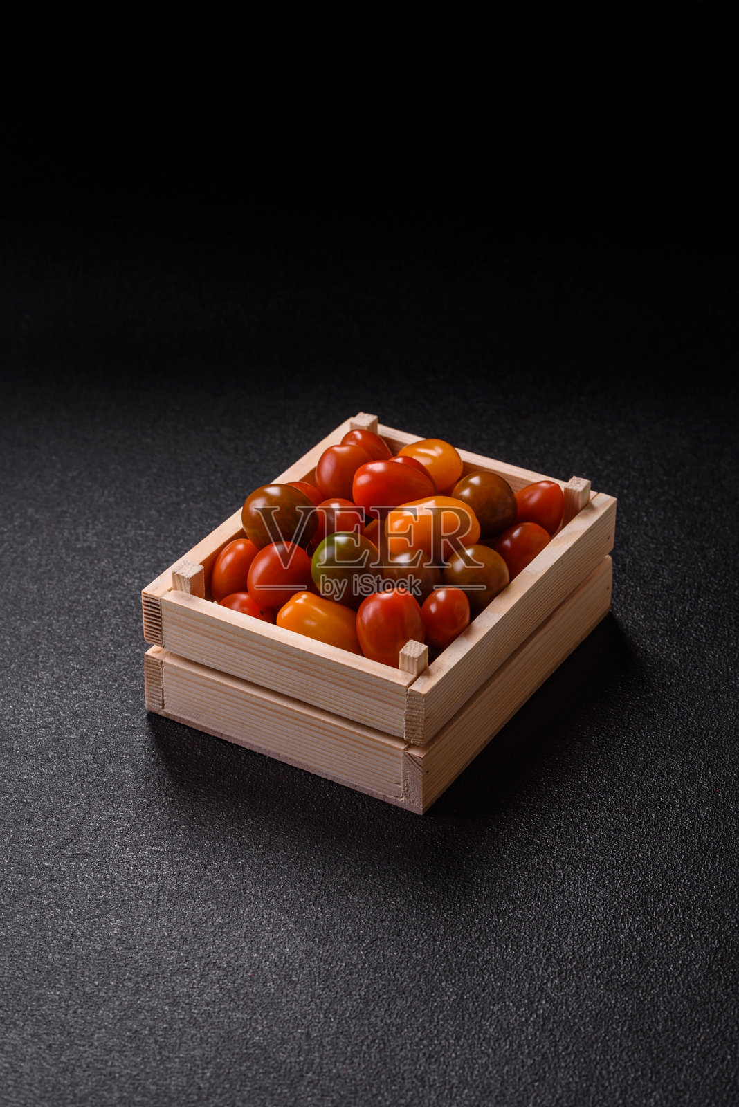 不同颜色的番茄作为蔬菜餐照片摄影图片