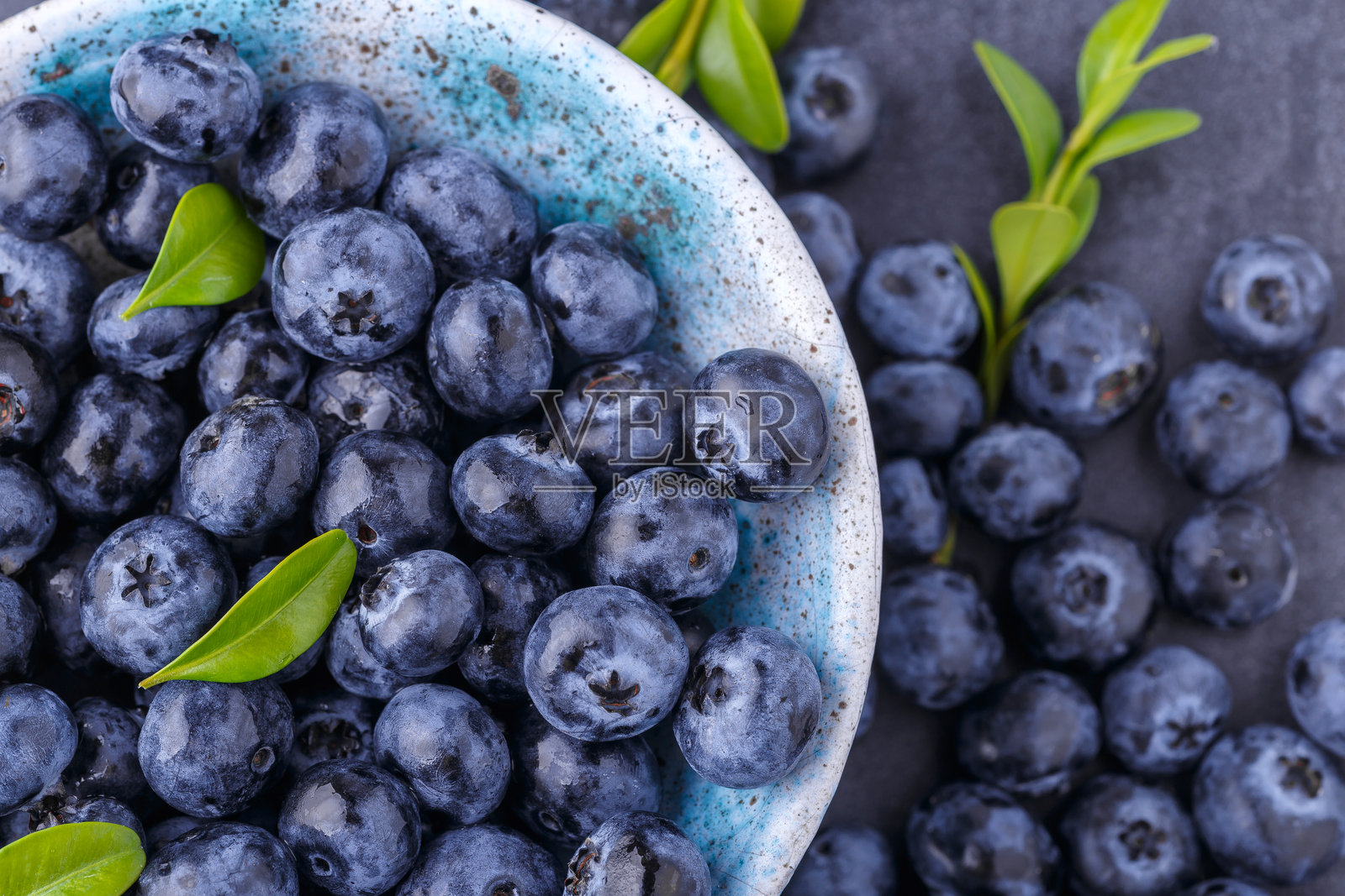 新鲜蓝莓背景。蓝莓纹理，近距离蓝莓，抗氧化剂，有机超级食品，碗的概念，健康营养。照片摄影图片