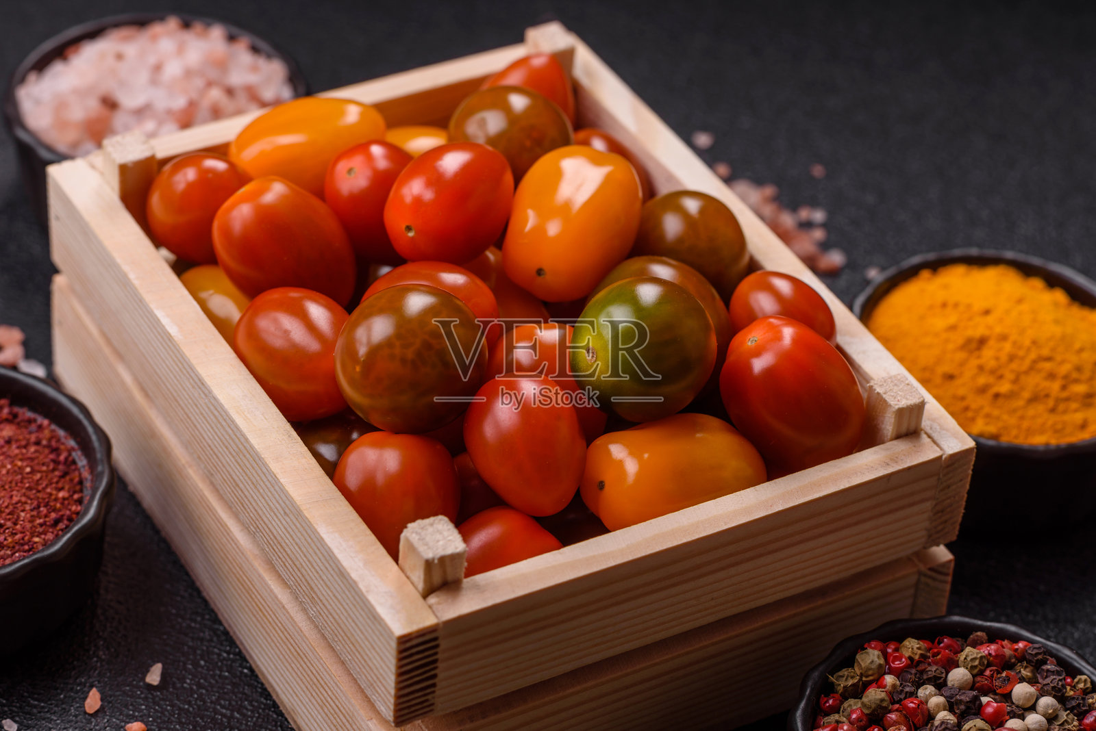 不同颜色的番茄作为蔬菜餐照片摄影图片