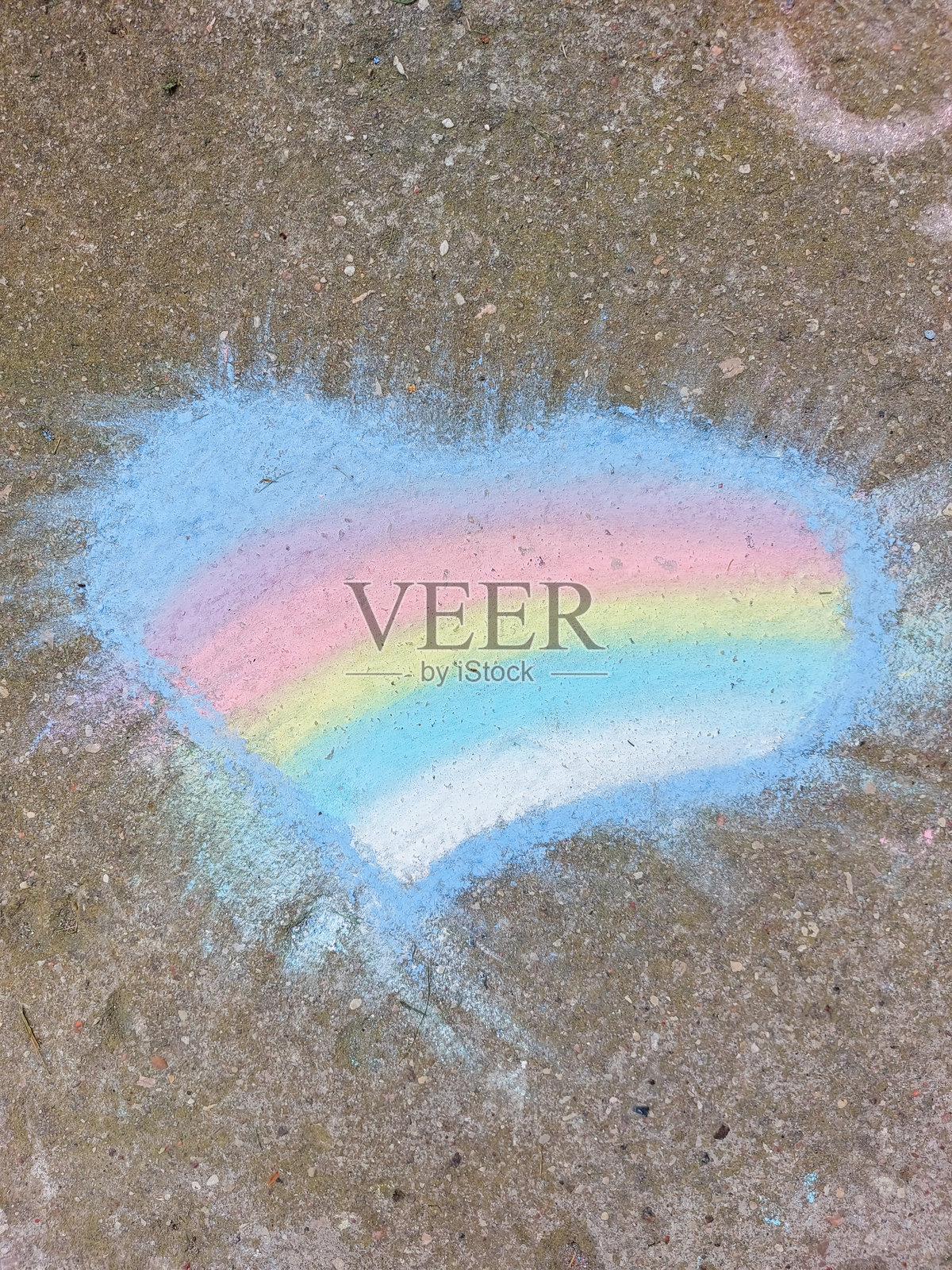 在户外混凝土表面用彩虹色的沥青蜡笔画出的蓝色心形图案照片摄影图片