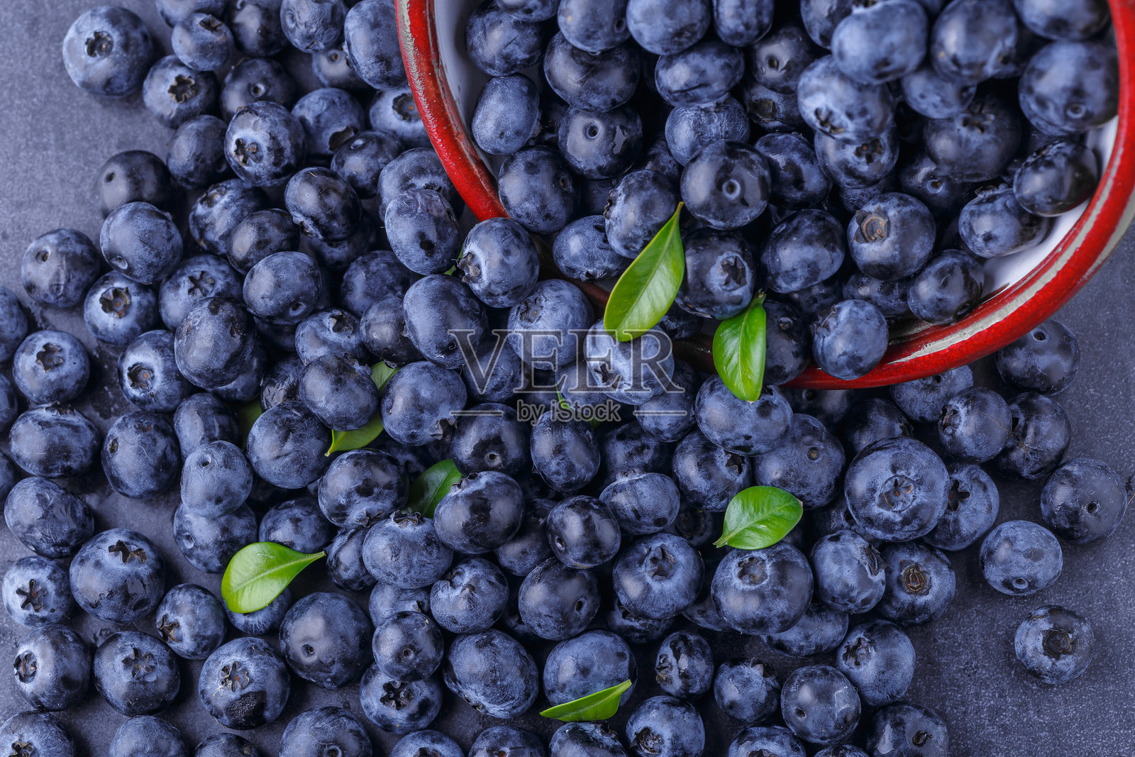 新鲜蓝莓背景。蓝莓纹理，近距离蓝莓，抗氧化有机超级食品碗概念，健康营养。照片摄影图片