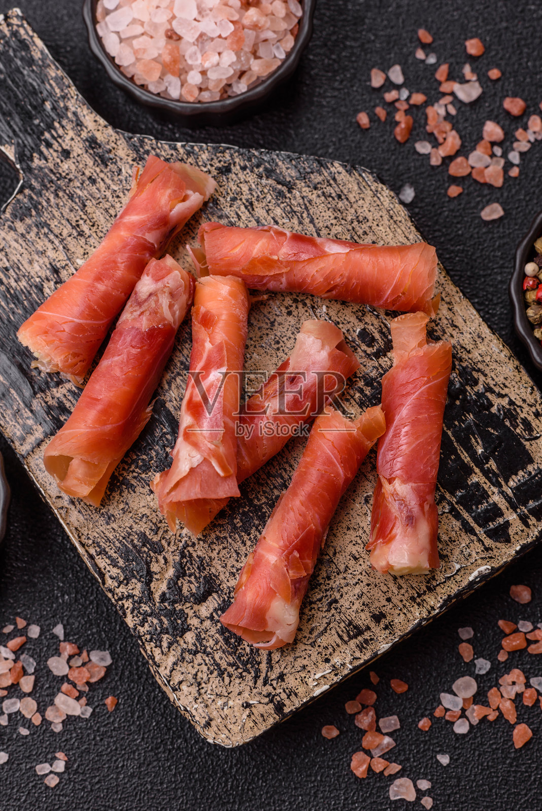 奶酪和肉，火腿或意大利熏火腿卷成卷照片摄影图片