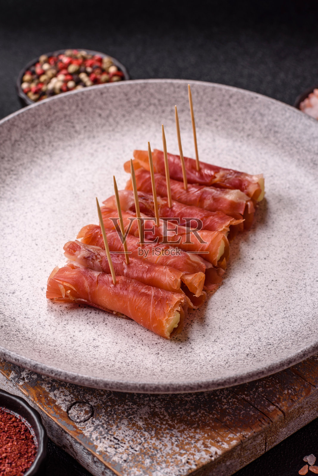 奶酪和肉，火腿或意大利熏火腿卷成卷照片摄影图片