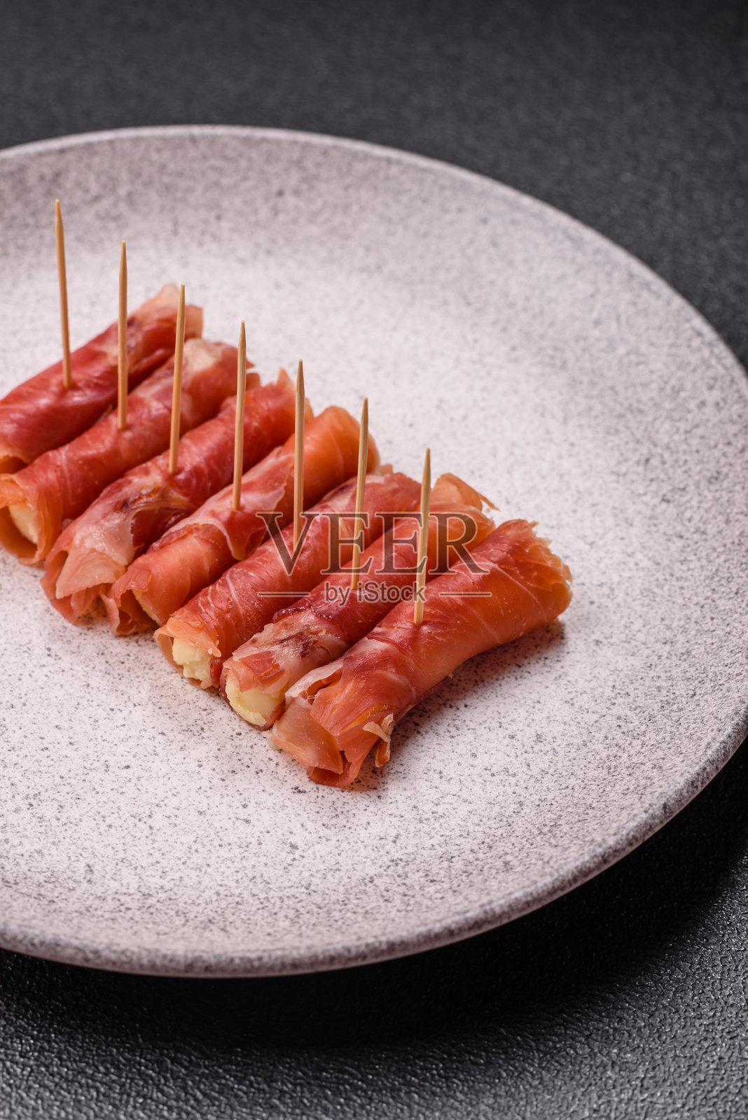 奶酪和肉，火腿或意大利熏火腿卷成卷照片摄影图片