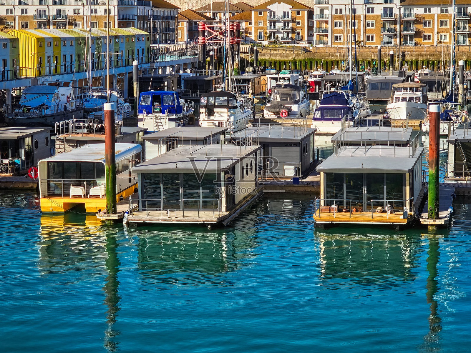 停靠在英国东萨塞克斯布莱顿码头的房船照片摄影图片