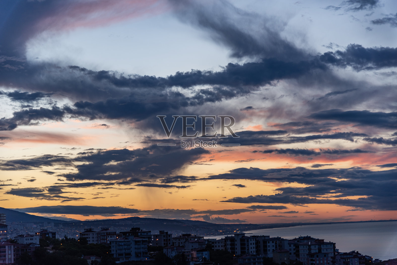 土耳其萨姆松市的戏剧性天空和日落的鸟瞰图照片摄影图片