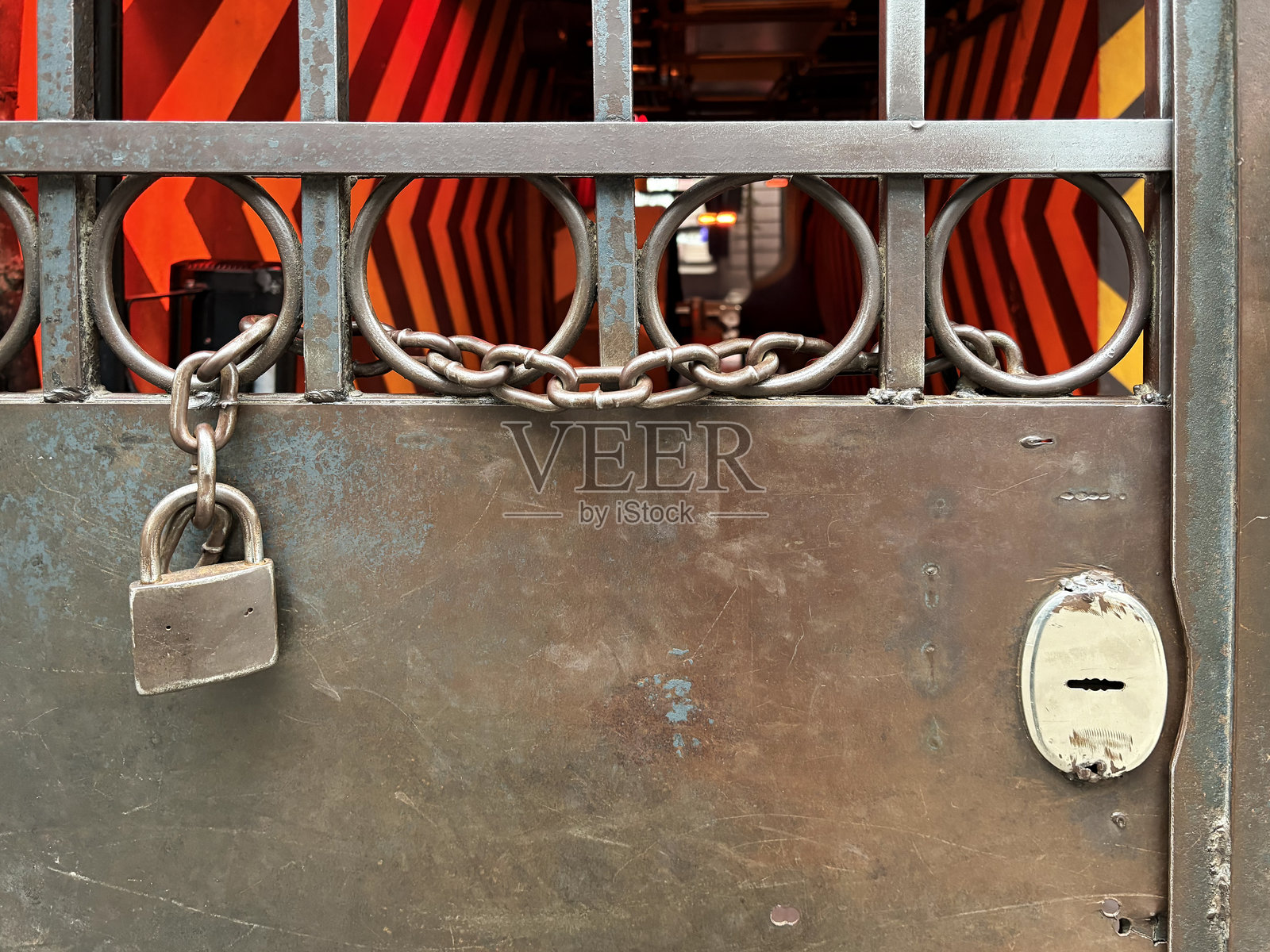 古老生锈的挂锁挂在铁艺大门上照片摄影图片