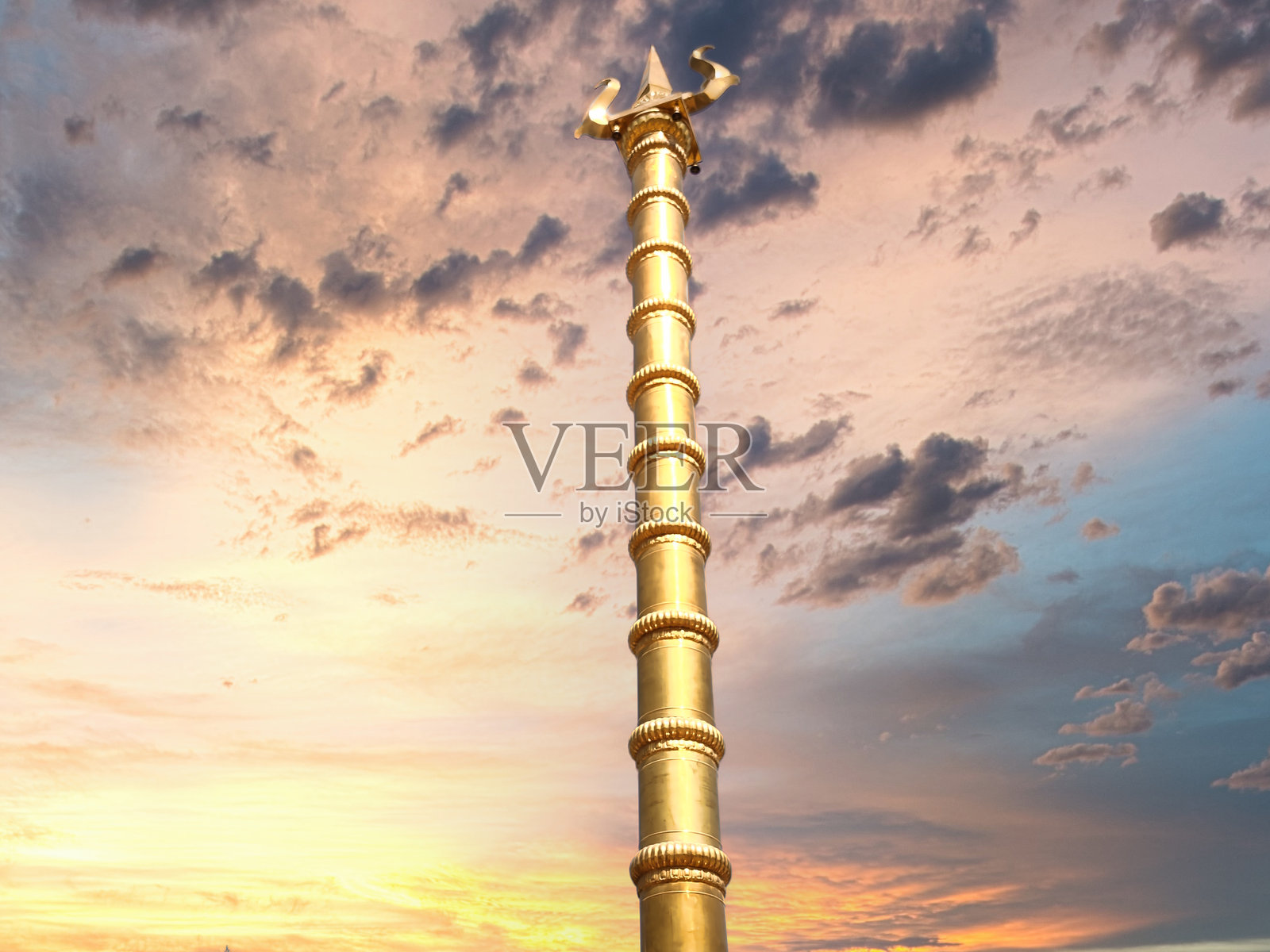 纳多尔的Shree Aashapura Mataji Mandir的大三叉戟照片摄影图片