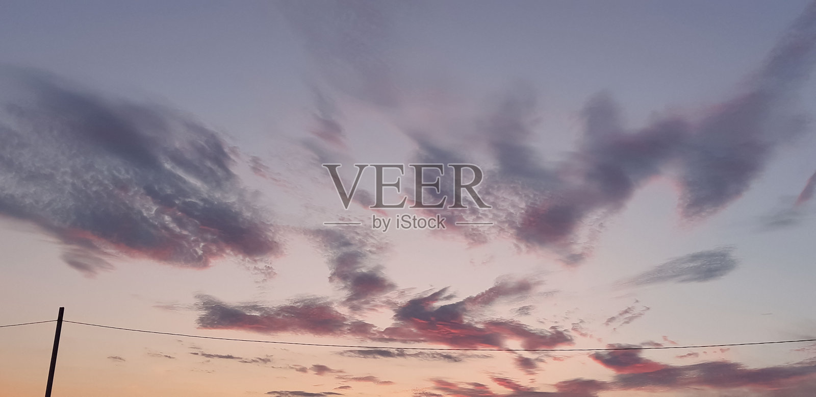 日落时分天空中的云朵堆积如山照片摄影图片