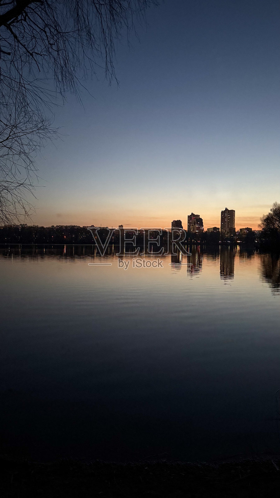 日落时分河对岸的房屋照片摄影图片