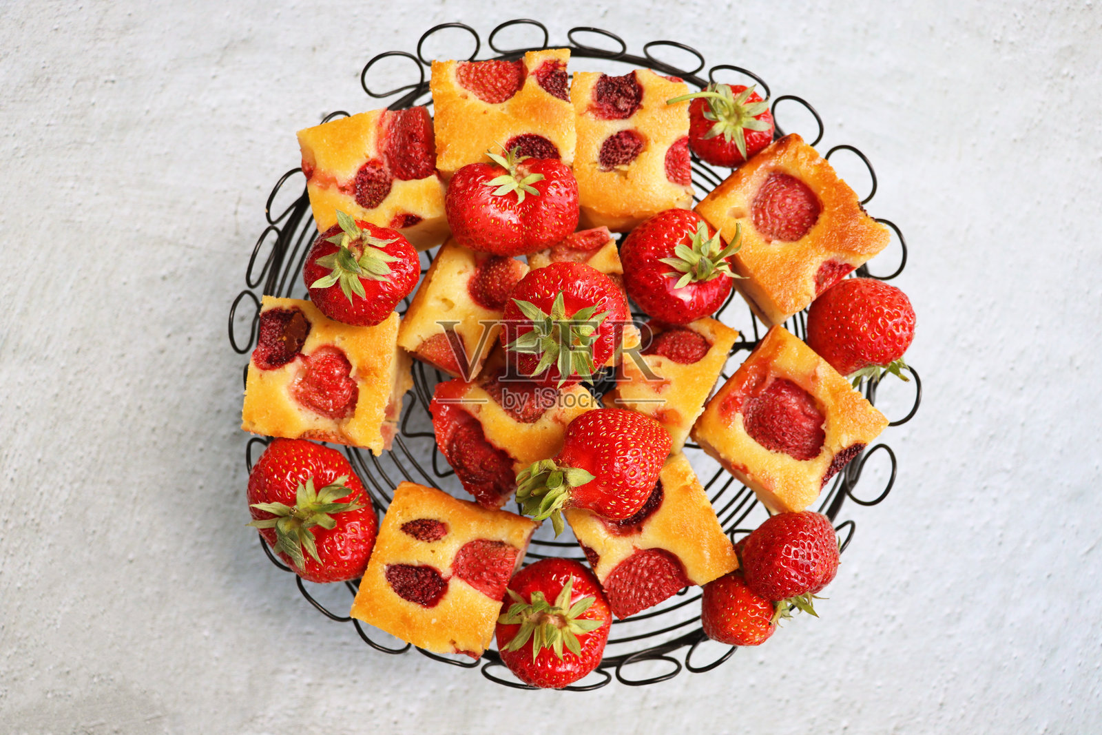 美味的草莓蛋糕配新鲜水果。自制海绵蛋糕。俯视图。照片摄影图片